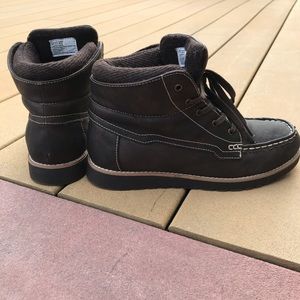 Kenneth Cole Reaction Boys Brown Boots. Size 5.5